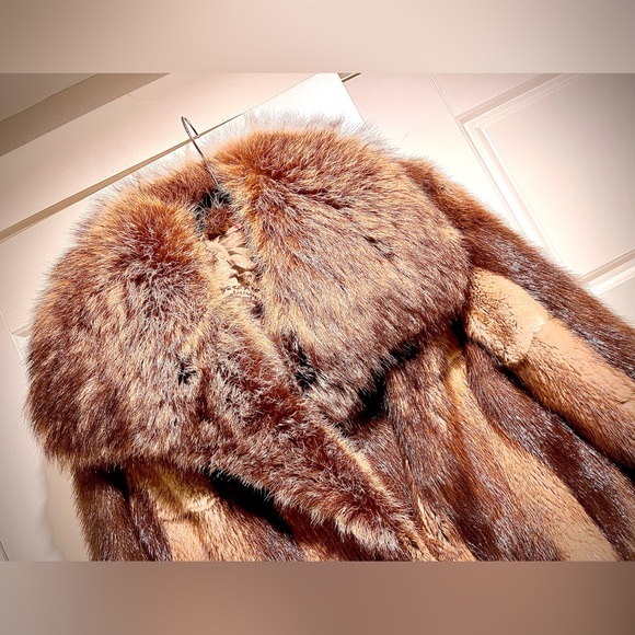 Vintage Fox fur full length coat. EUC, made in Montreal. Fits like a medium - Picture 3 of 8